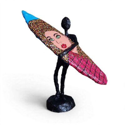 Farbenfrohe Pop-Art-Skulptur eines Surfers in dynamischer Haltung, handgefertigt von Manuel Lächner.