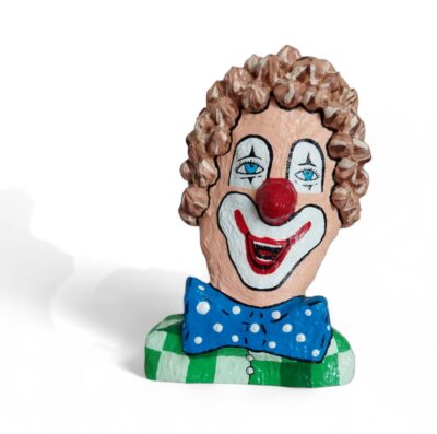 Farbenfrohe Clown-Büste mit auffälliger Fliege – handgefertigte Skulptur von Manuel Lächner.