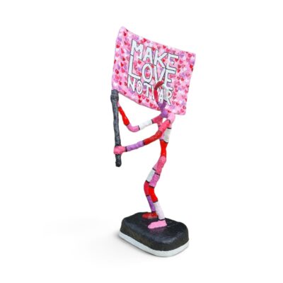 Farbenfrohe Pop-Art-Skulptur „Make Love Not War“ mit Herzen als Symbol für Liebe und Frieden von Manuel Lächner.