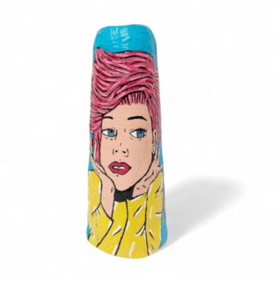 Farbenfrohe Pop-Art-Frauenskulptur mit Frauenporträt und roten Rosen von Manuel Lächner.