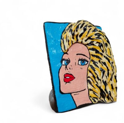 Pop-Art-Skulptur eines Frauenporträts mit blondem, plastisch gestaltetem Haar von Manuel Lächner.