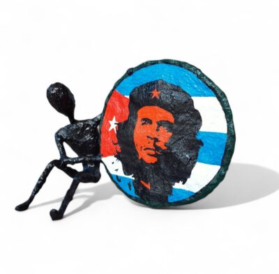Che-Guevara-Skulptur mit Porträt von Ernesto Guevara und kubanischer Flagge als Hintergrund von Manuel Lächner.