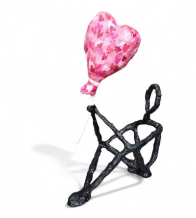 Manuel Lächner - Sitzende Figur mit Herz-Luftballon – Romantische Skulptur als Unikat
