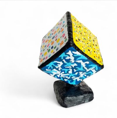 Moderne Pop-Art-Skulptur in Würfelform von Manuel Lächner.