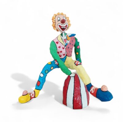 Farbenfrohe Pop-Art-Skulptur eines akrobatischen Clowns in dynamischer Pose von Manuel Lächner.